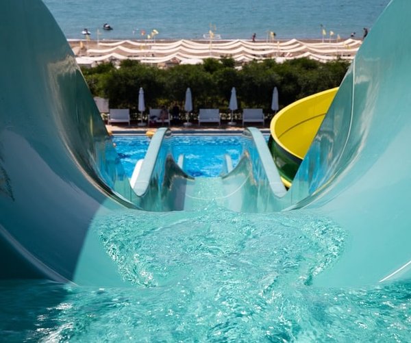 Top 10 des meilleurs campings en Ardèche avec toboggan pour des vacances inoubliables