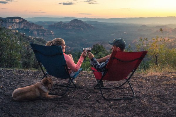 Le guide ultime du camping avec votre animal de compagnie : Conseils et destinations adaptées