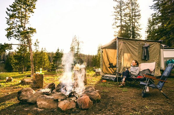 Guide Ultime pour Camper en Hiver: Astuces et Destinations à Découvrir