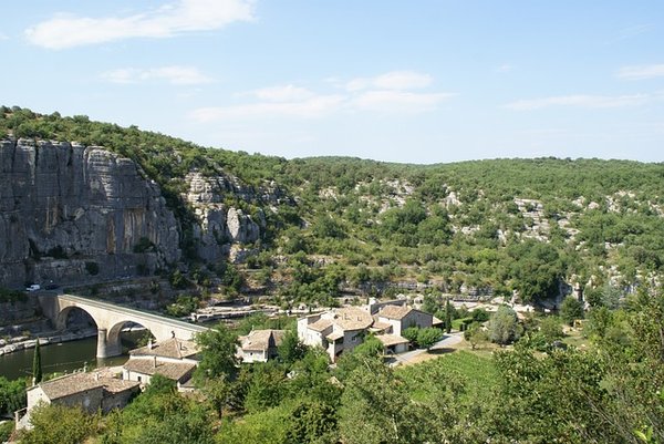 Top 5 des petits campings charmants en Ardèche à découvrir absolument