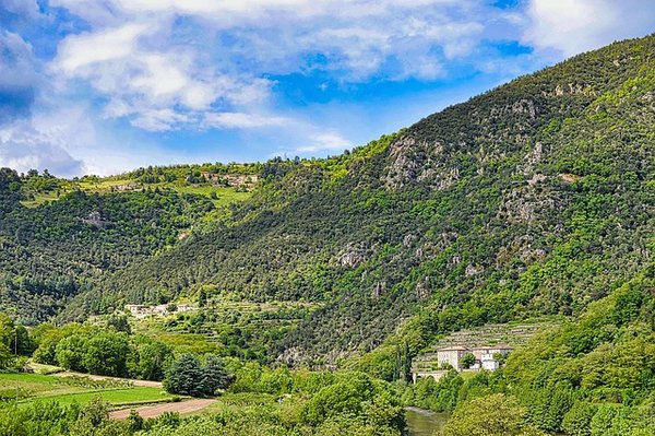 Top 10 des meilleurs emplacements de camping en Ardèche avec piscine pour des vacances inoubliables