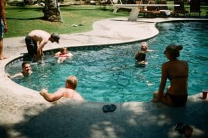 personnes qui jouent dans la piscine du camping en Vendée